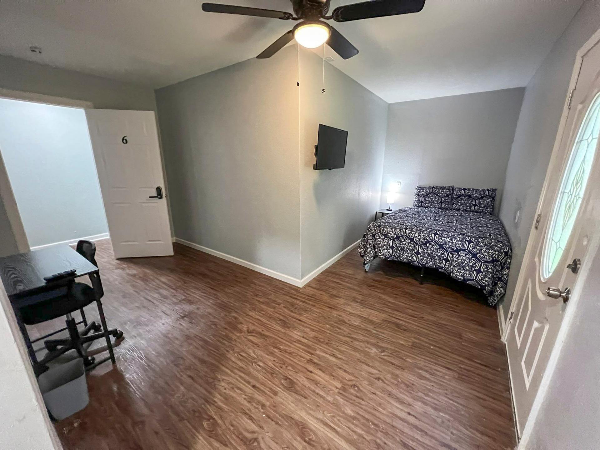bedroom, detected:ceiling fan, window blind, bed