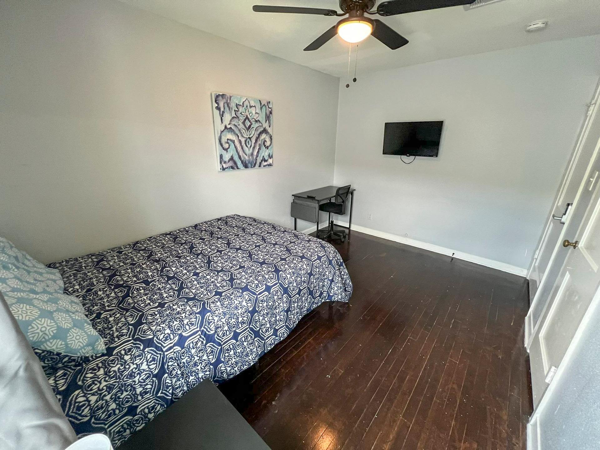 bedroom, detected:ceiling fan, bed, window blind