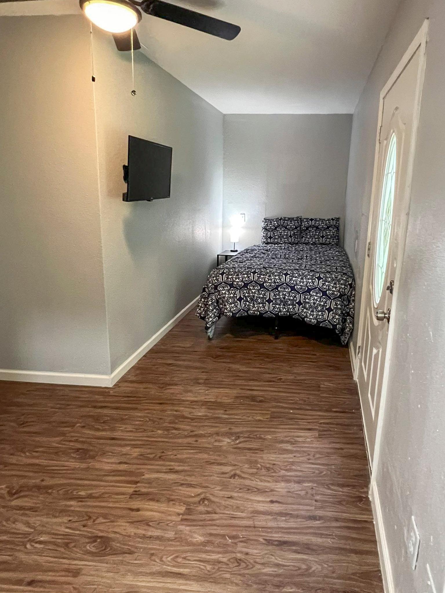 bedroom, detected:ceiling fan, window blind, bed