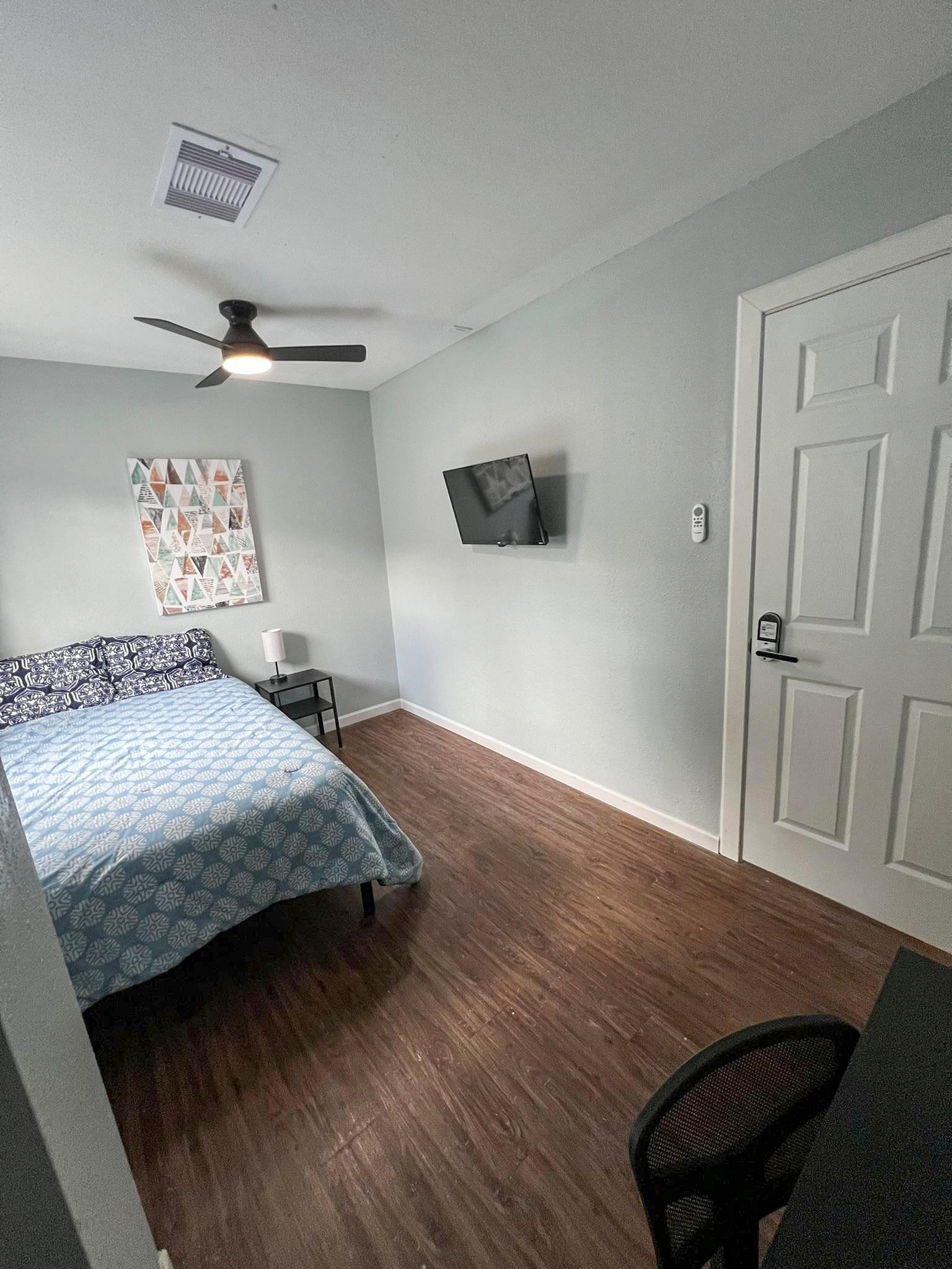 bedroom, detected:ceiling fan, window blind, bed