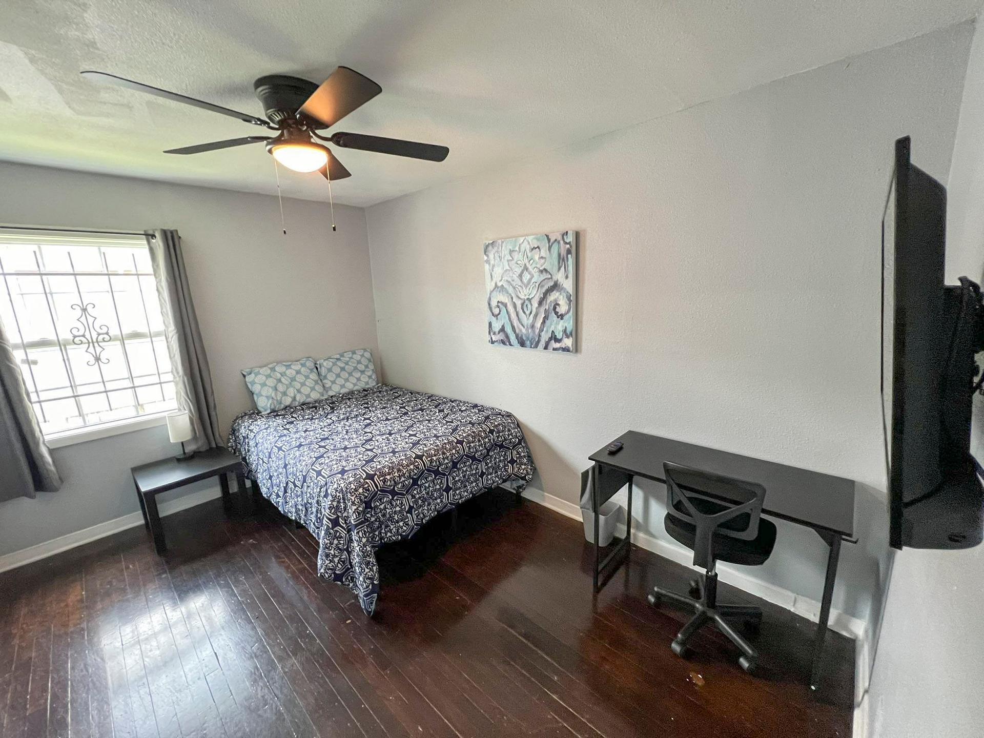 bedroom, detected:ceiling fan, window blind, bed