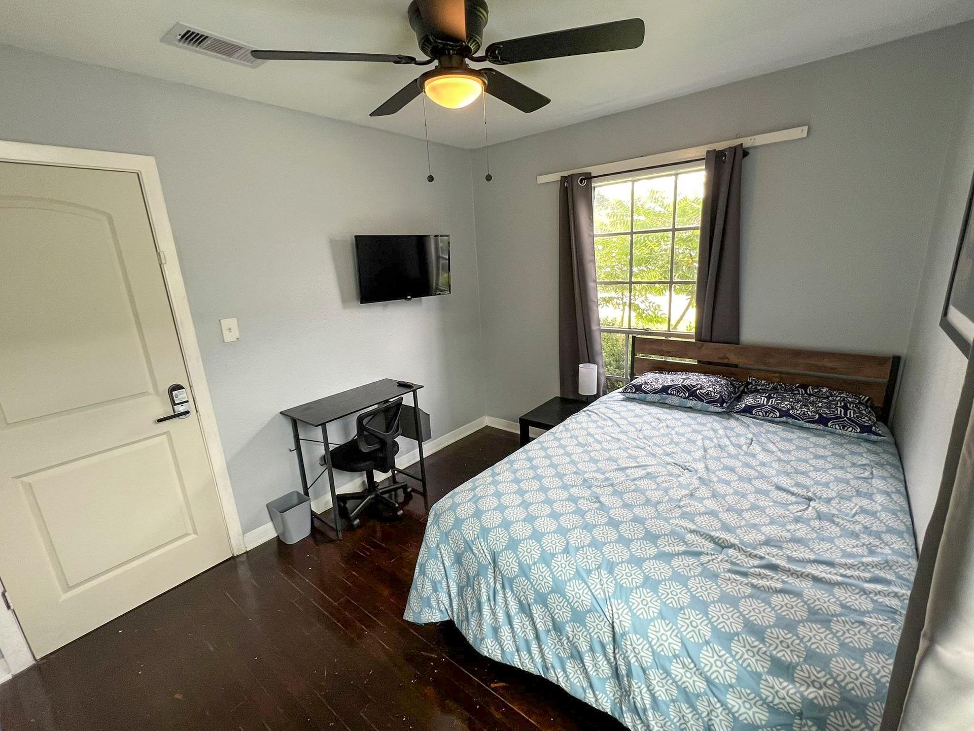 bedroom, detected:ceiling fan, window blind, bed