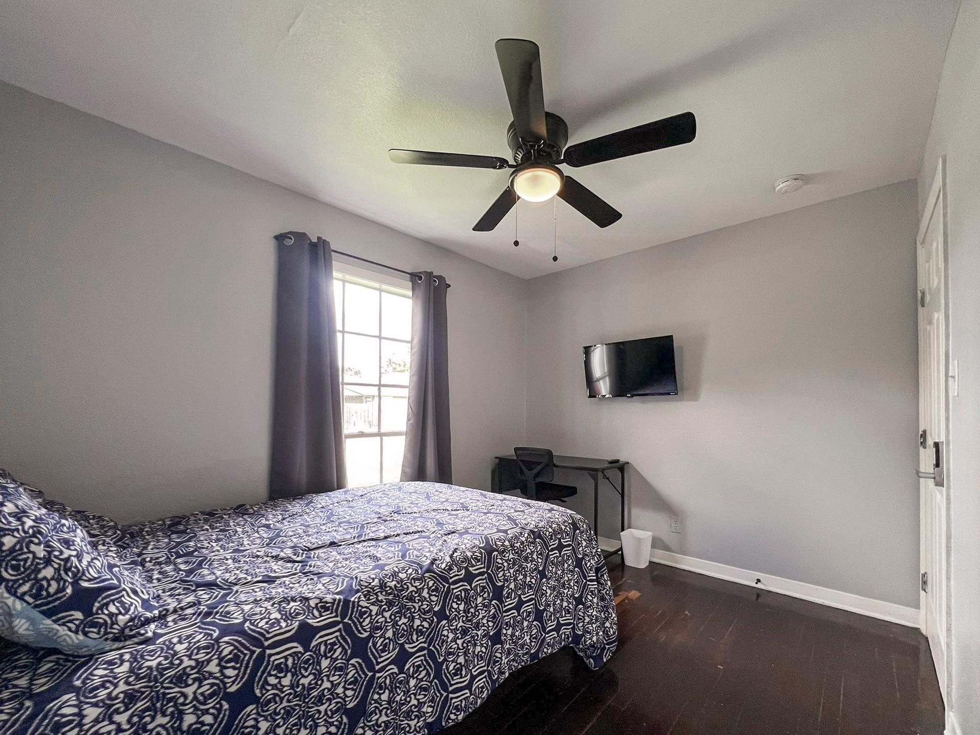 bedroom, detected:ceiling fan, window blind, bed