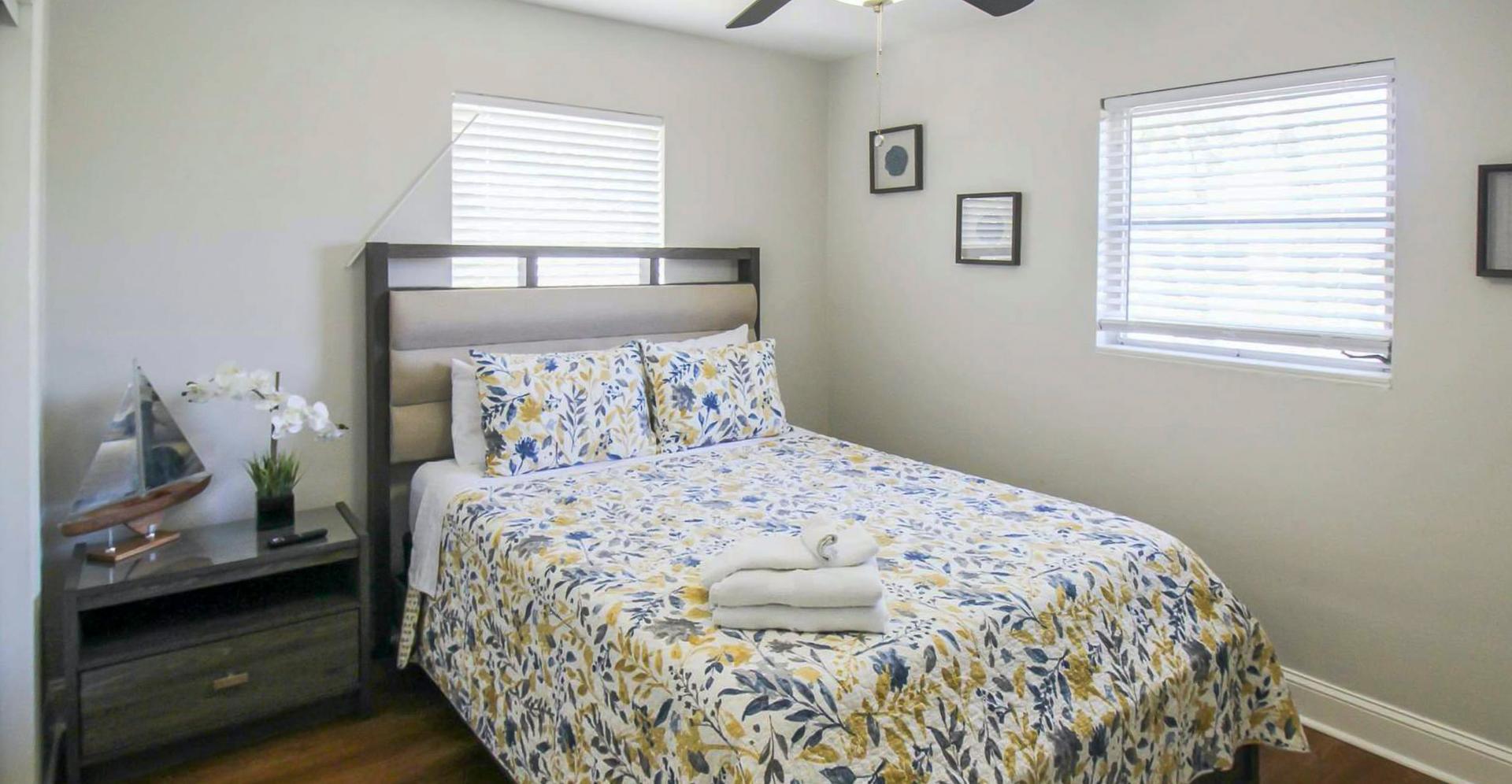 bedroom, detected:window blind, ceiling fan, bed