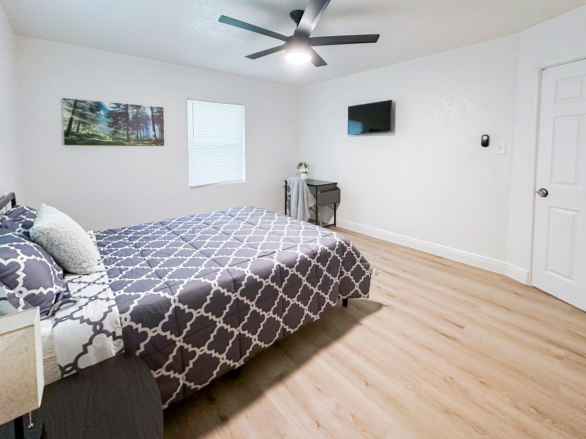 bedroom, detected:ceiling fan, window blind, bed