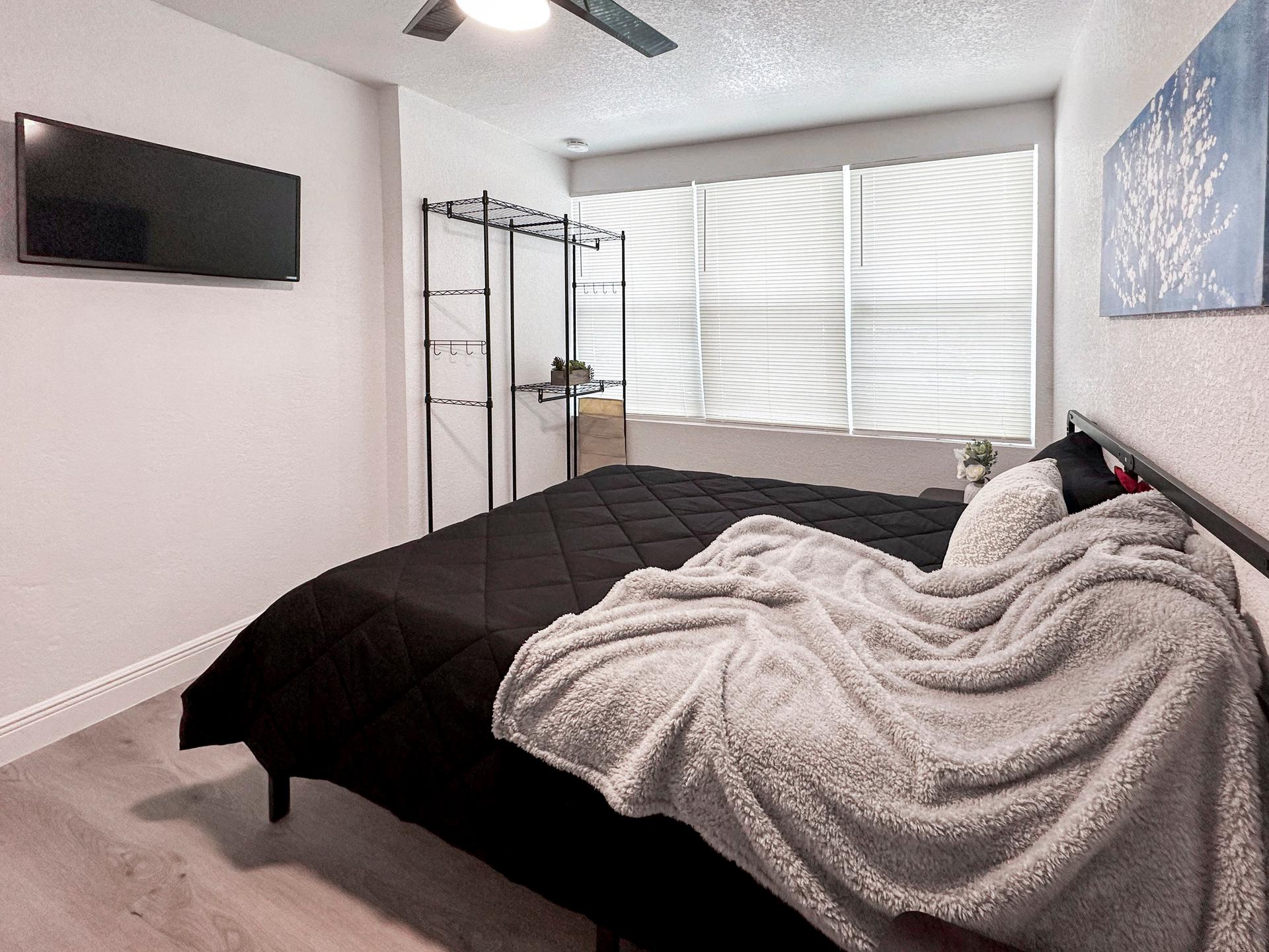 bedroom, detected:ceiling fan, bed, carpet, window blind