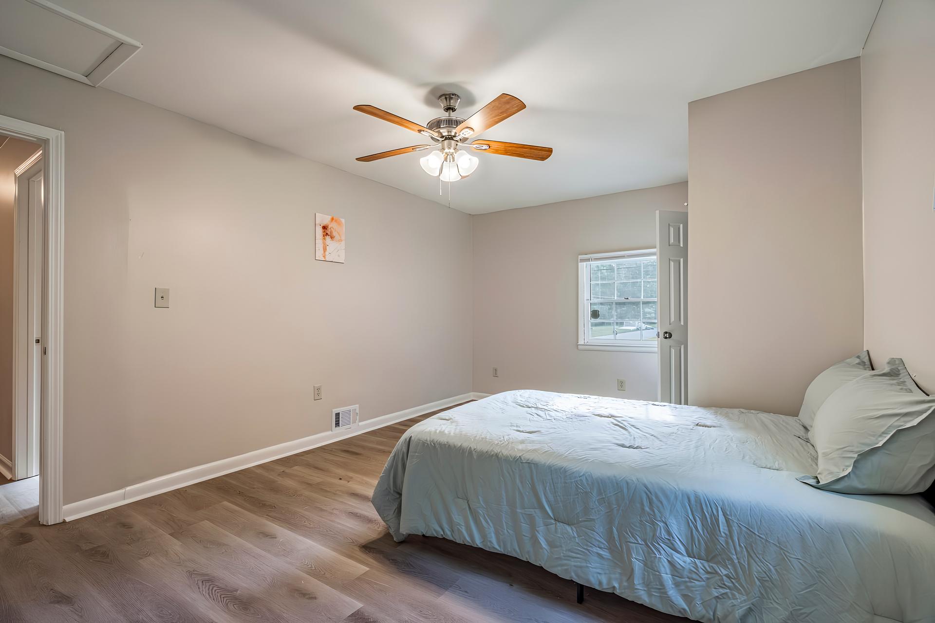 bedroom, detected:ceiling fan, bed, window blind