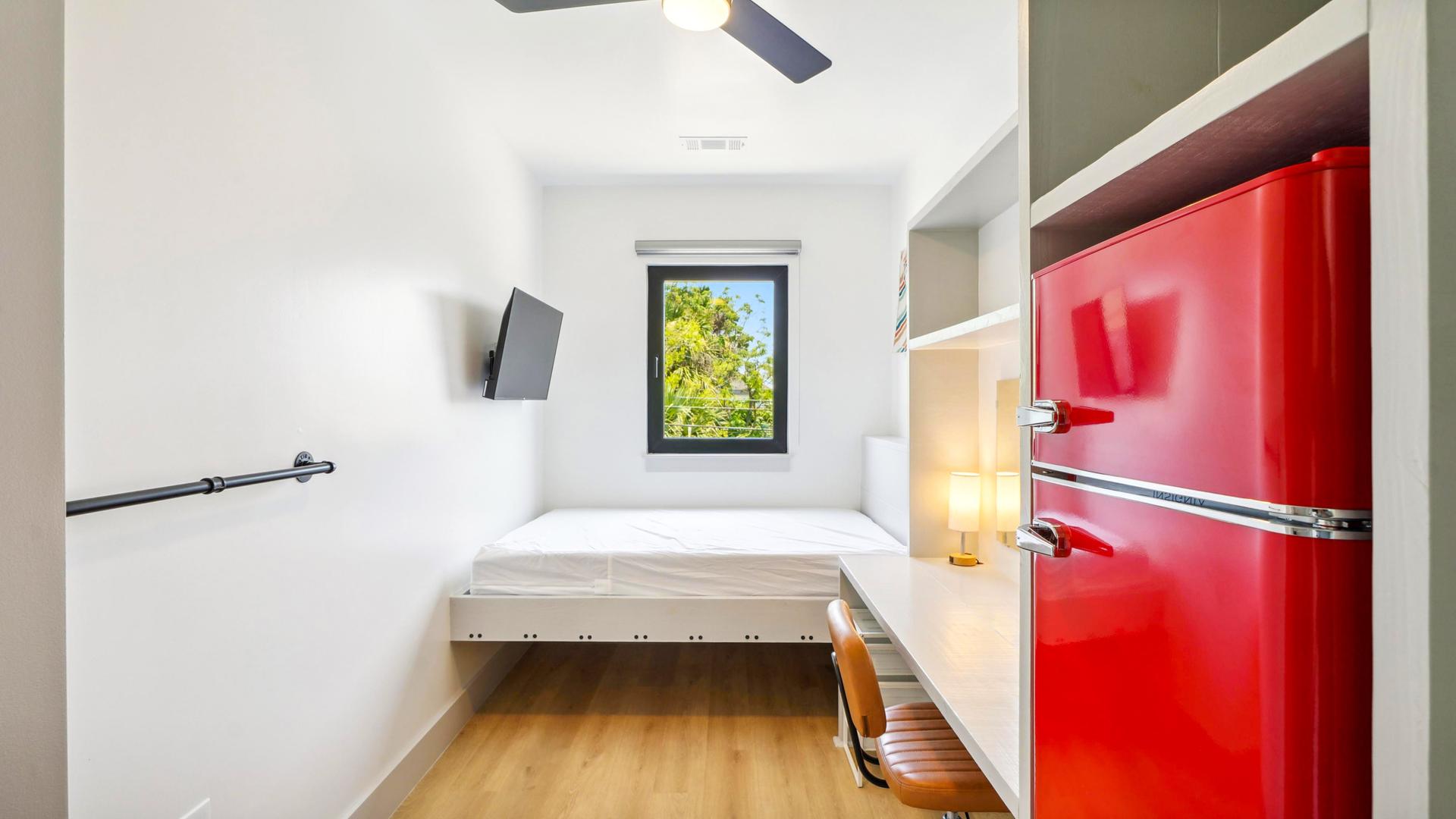 living_room, detected:ceiling fan