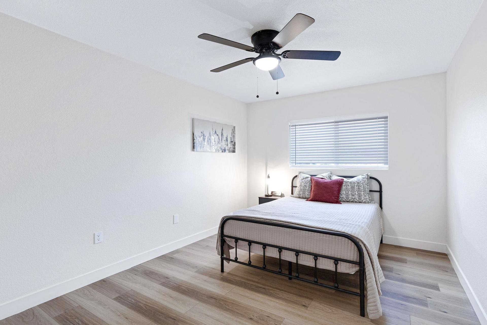 bedroom, detected:ceiling fan, window blind, bed