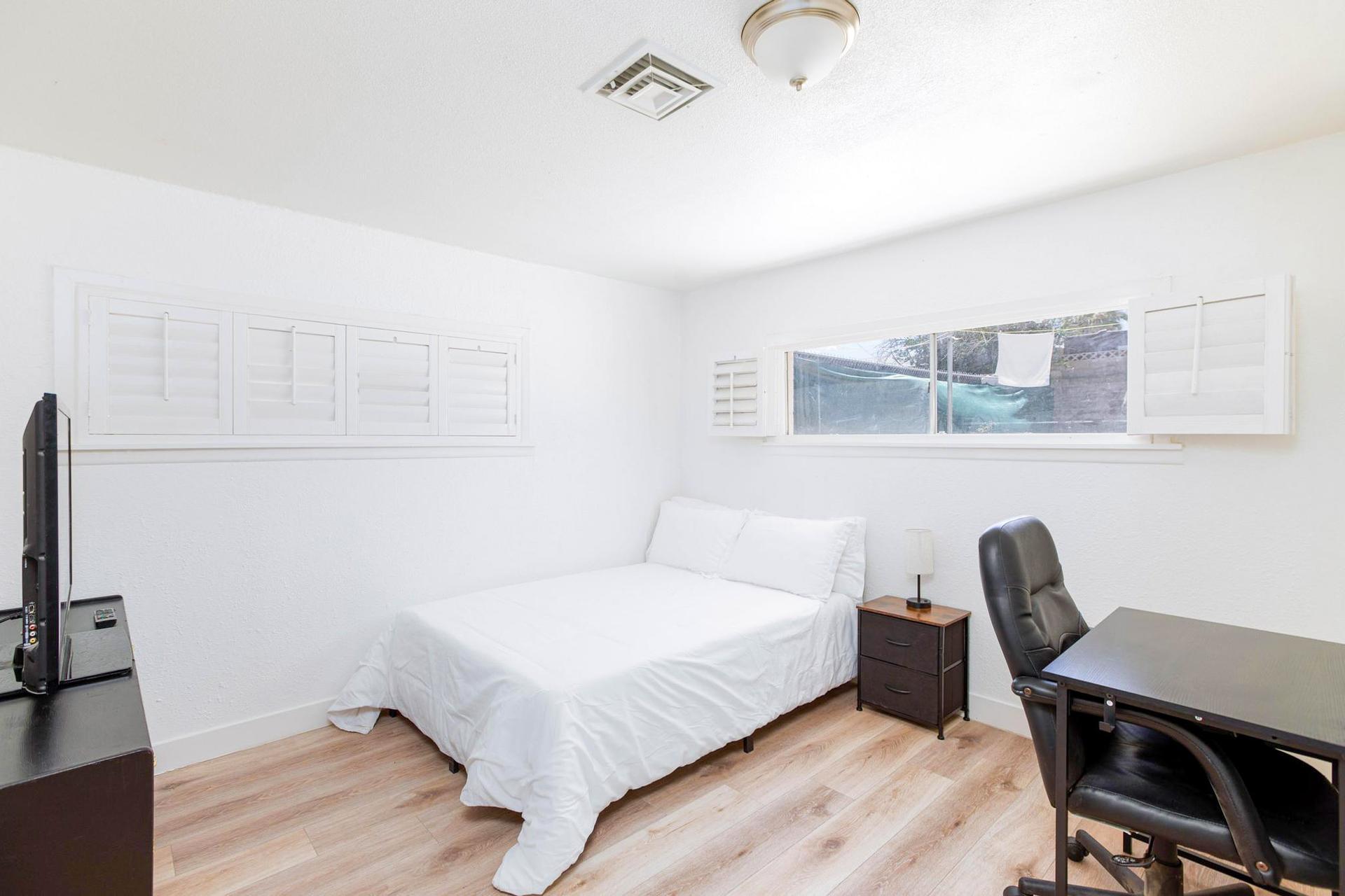 bedroom, detected:window blind, ceiling fan, bed