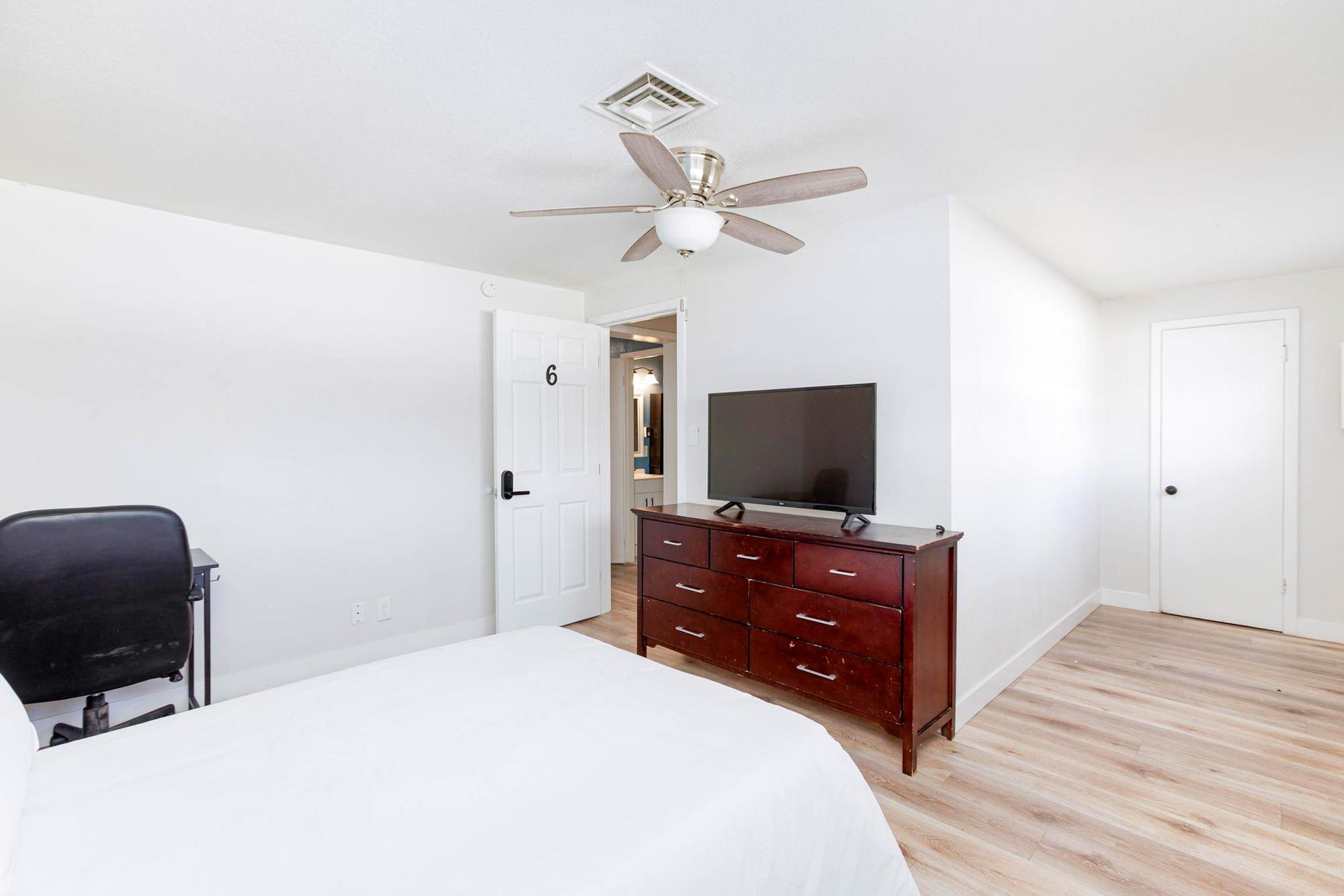 bedroom, detected:ceiling fan, window blind, bed