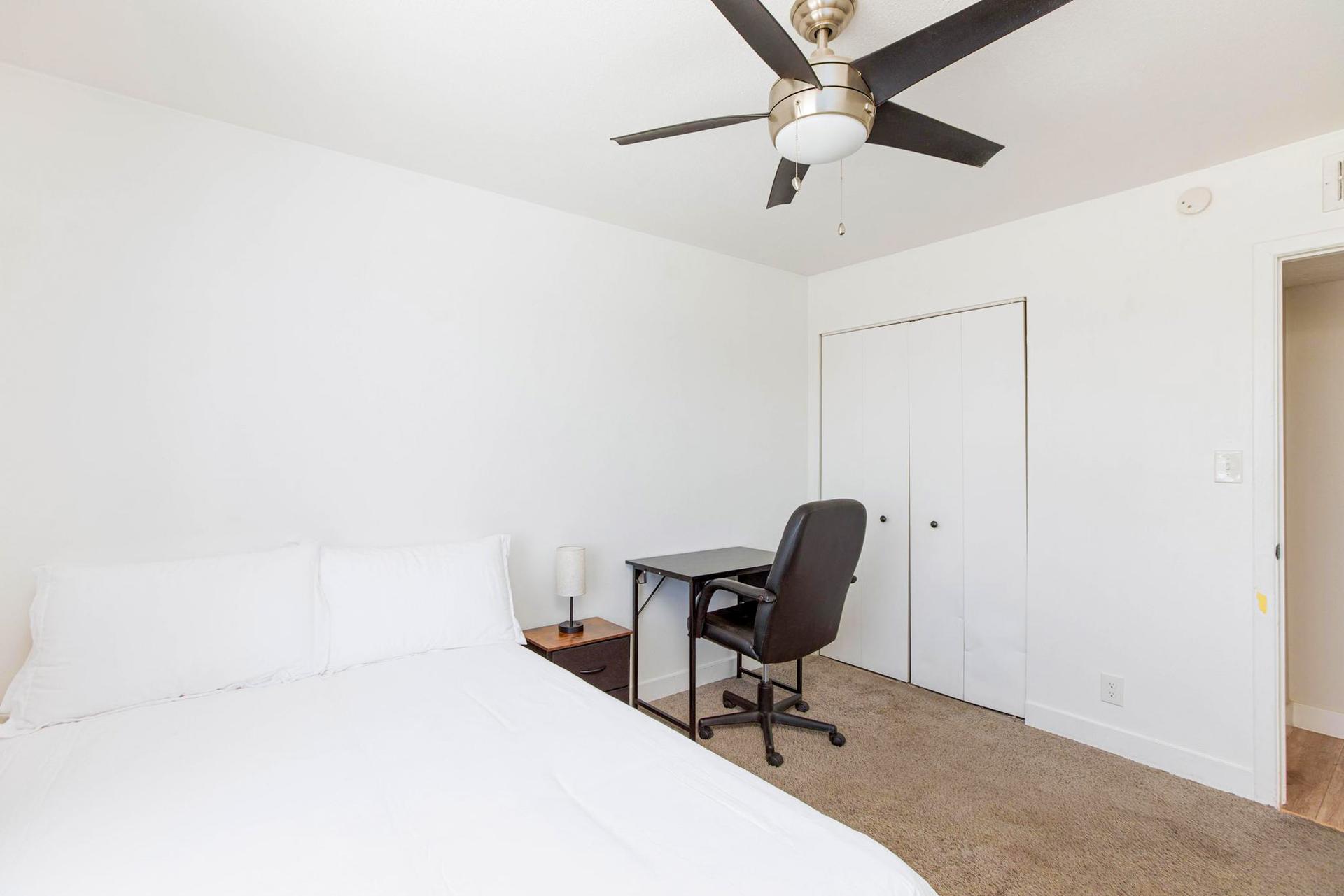 bedroom, detected:ceiling fan, window blind, bed