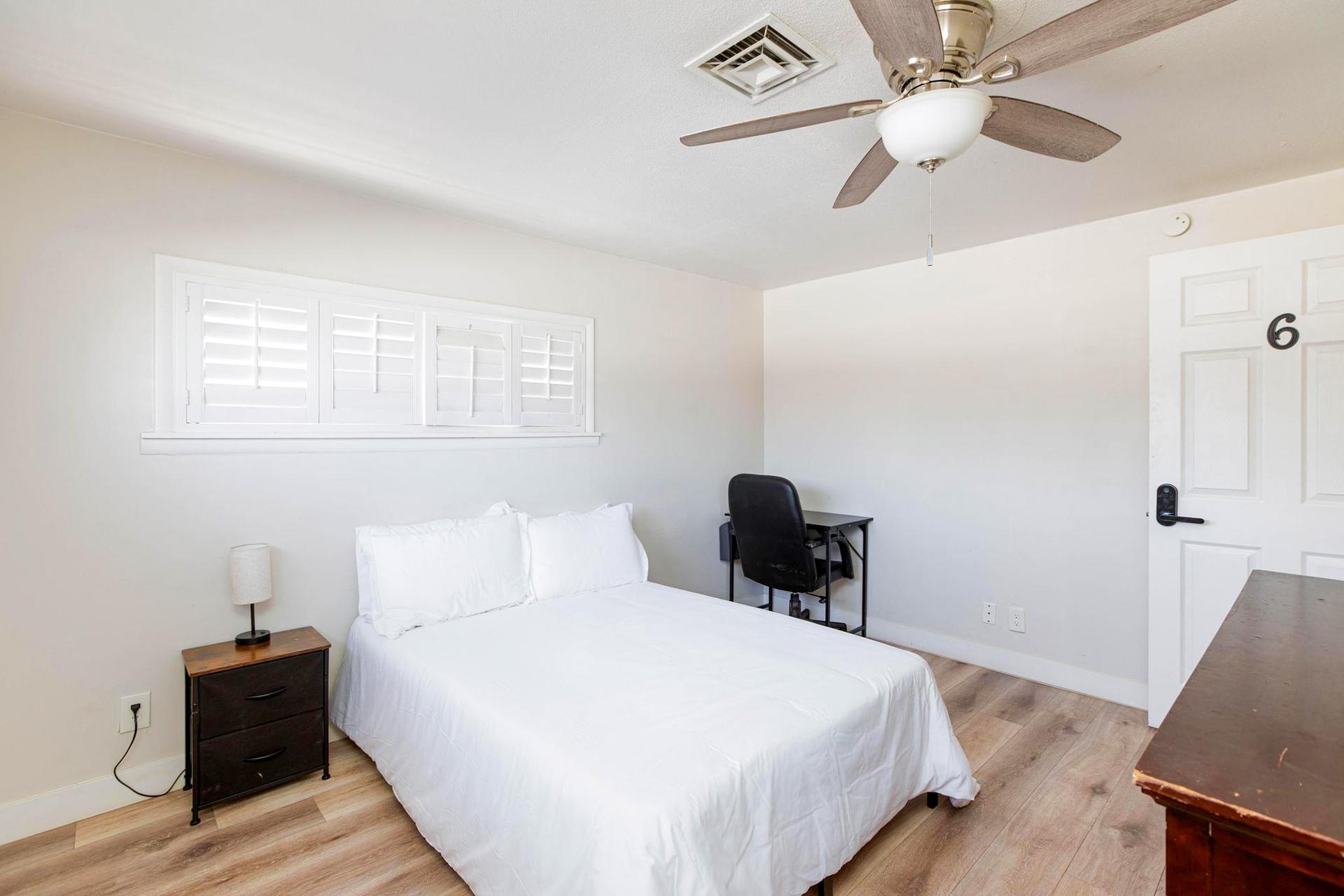 bedroom, detected:ceiling fan, bed, window blind