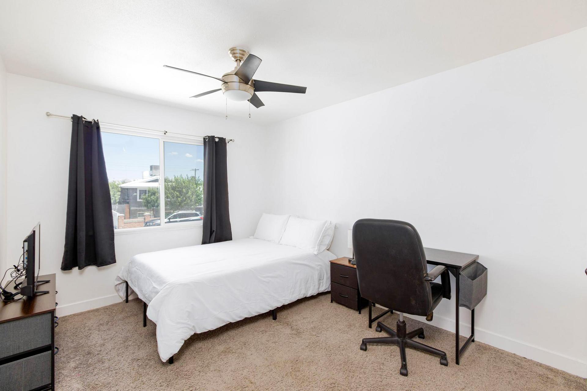 bedroom, detected:ceiling fan, window blind, bed
