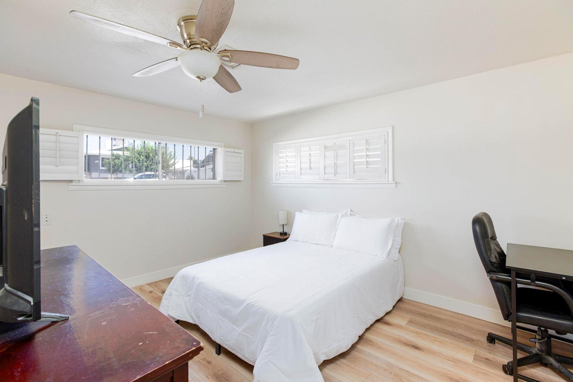 bedroom, detected:ceiling fan, window blind, bed