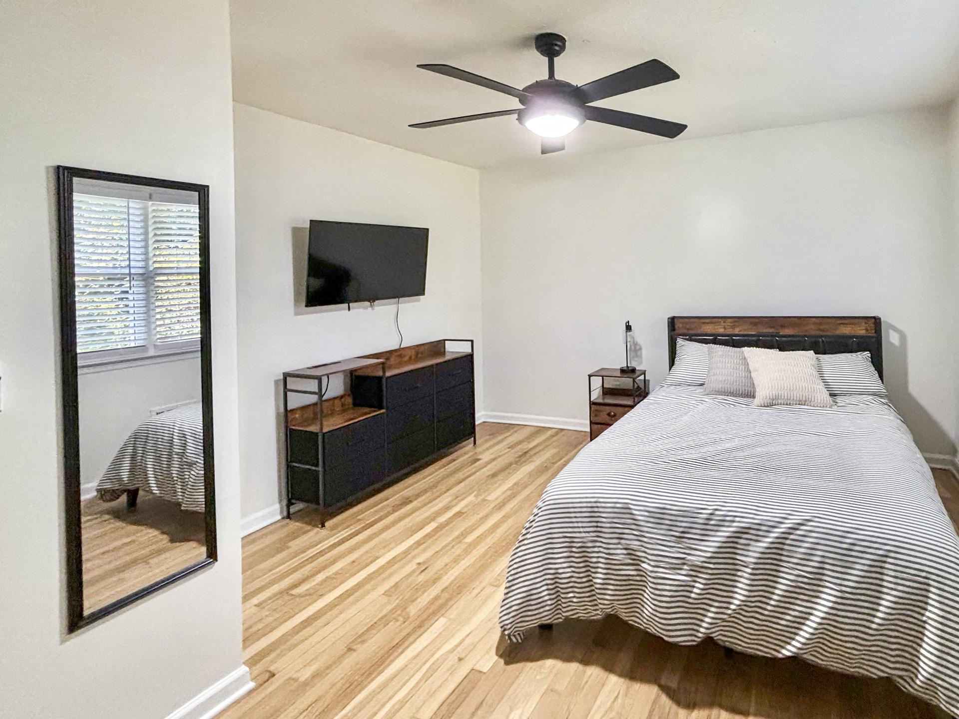 bedroom, detected:ceiling fan, bed