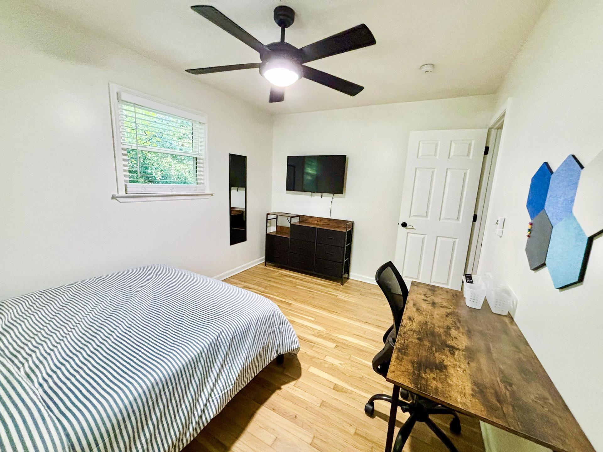 bedroom, detected:ceiling fan, bed