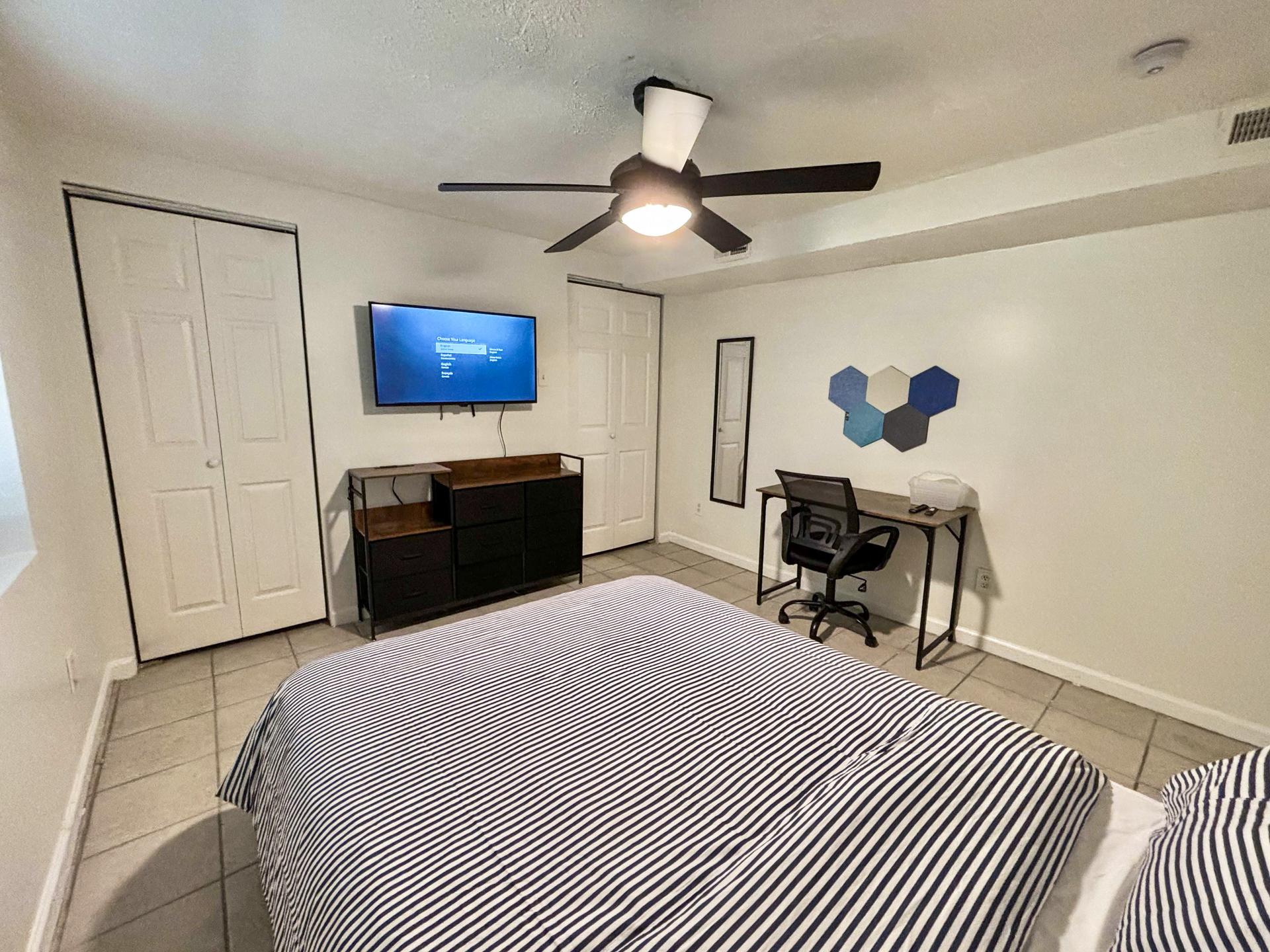 bedroom, detected:ceiling fan, bed
