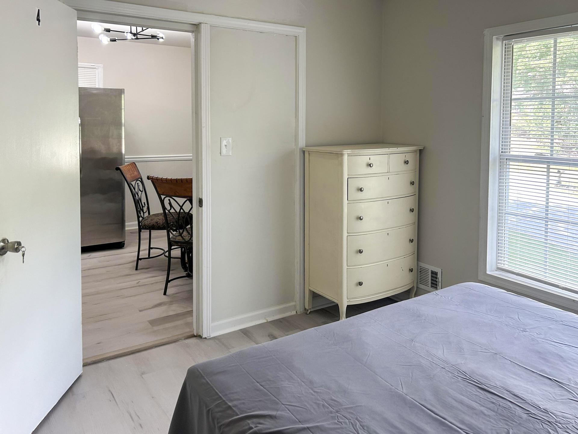 bedroom, detected:window blind, bed