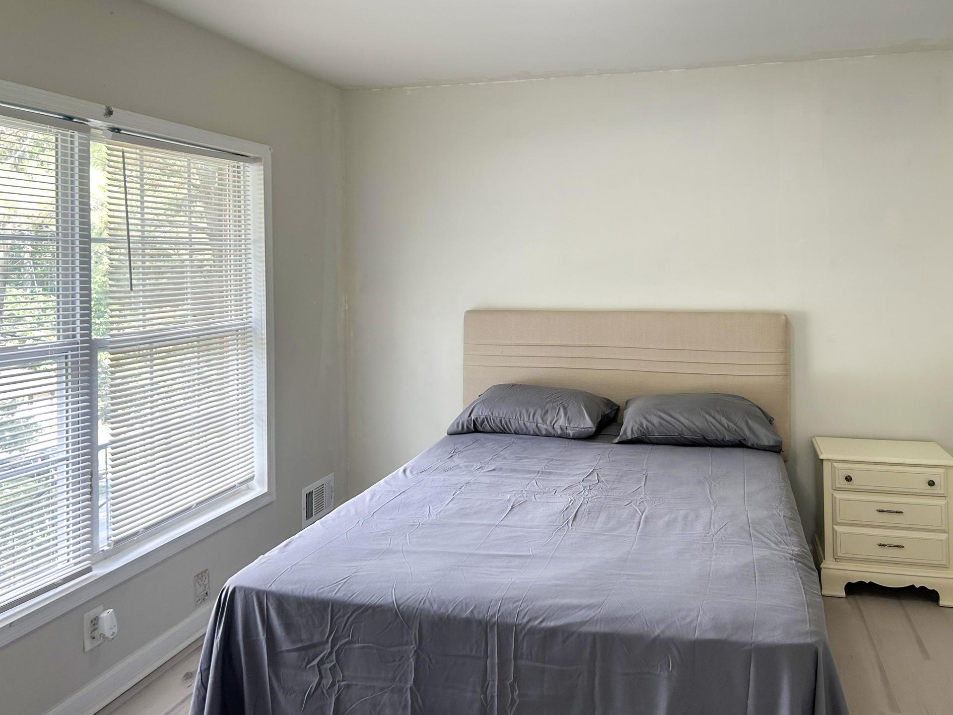 bedroom, detected:window blind, bed
