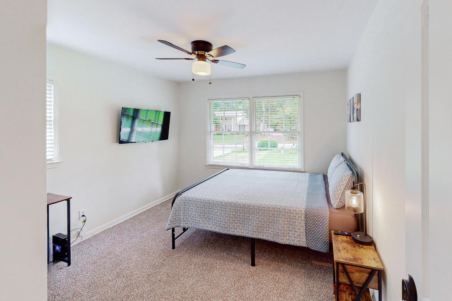 bedroom, detected:ceiling fan, window blind, bed