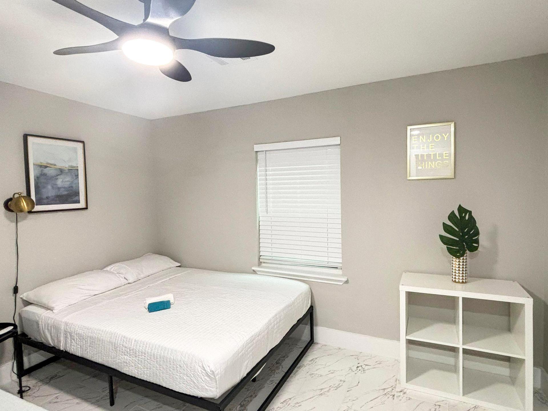 bedroom, detected:ceiling fan, bed, window blind