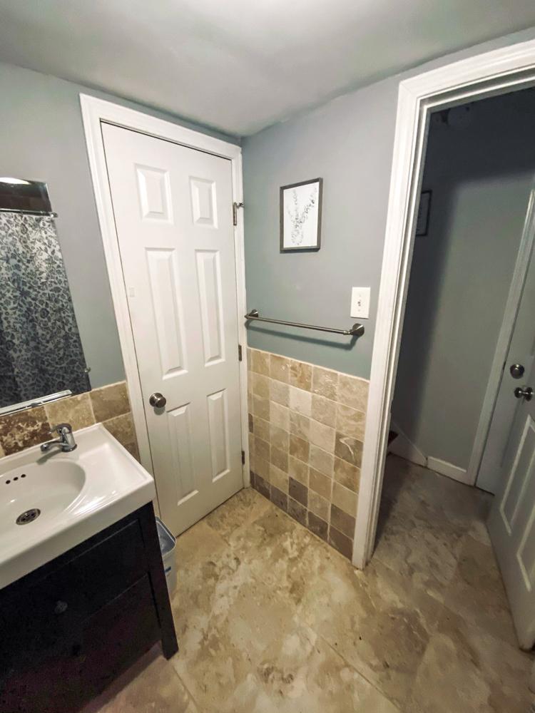 Bathroom(s)