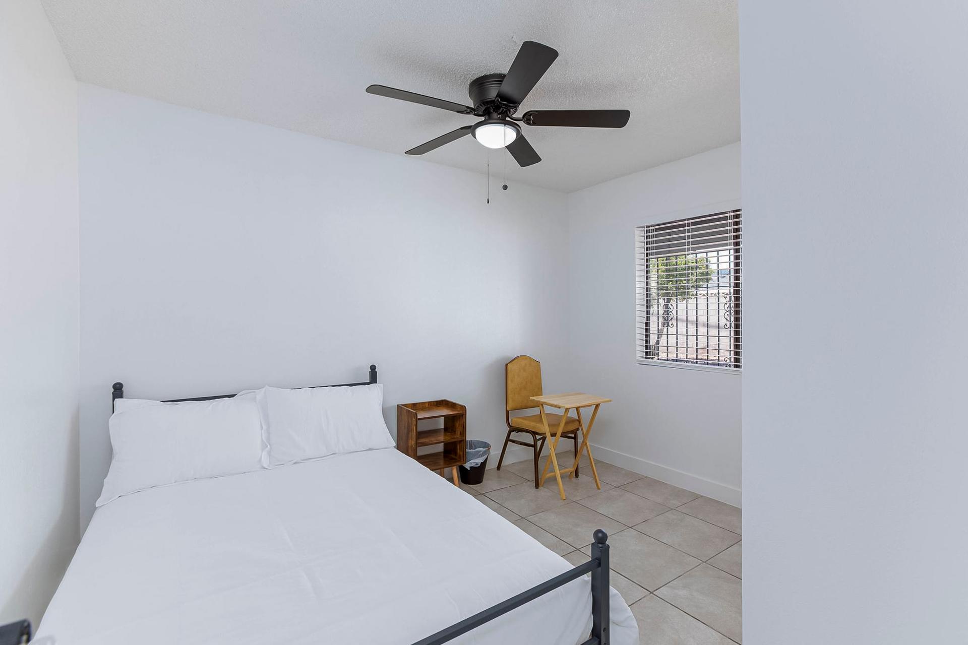 bedroom, detected:ceiling fan, bed, window blind