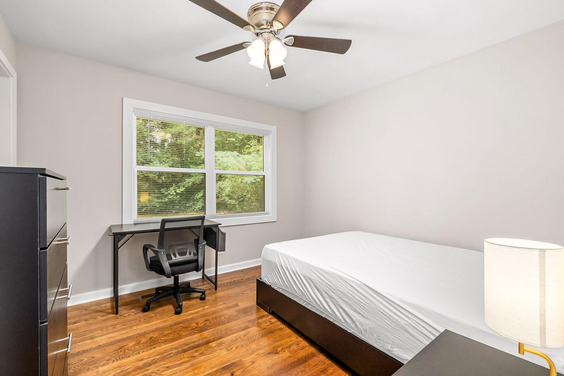bedroom, detected:ceiling fan, window blind, bed