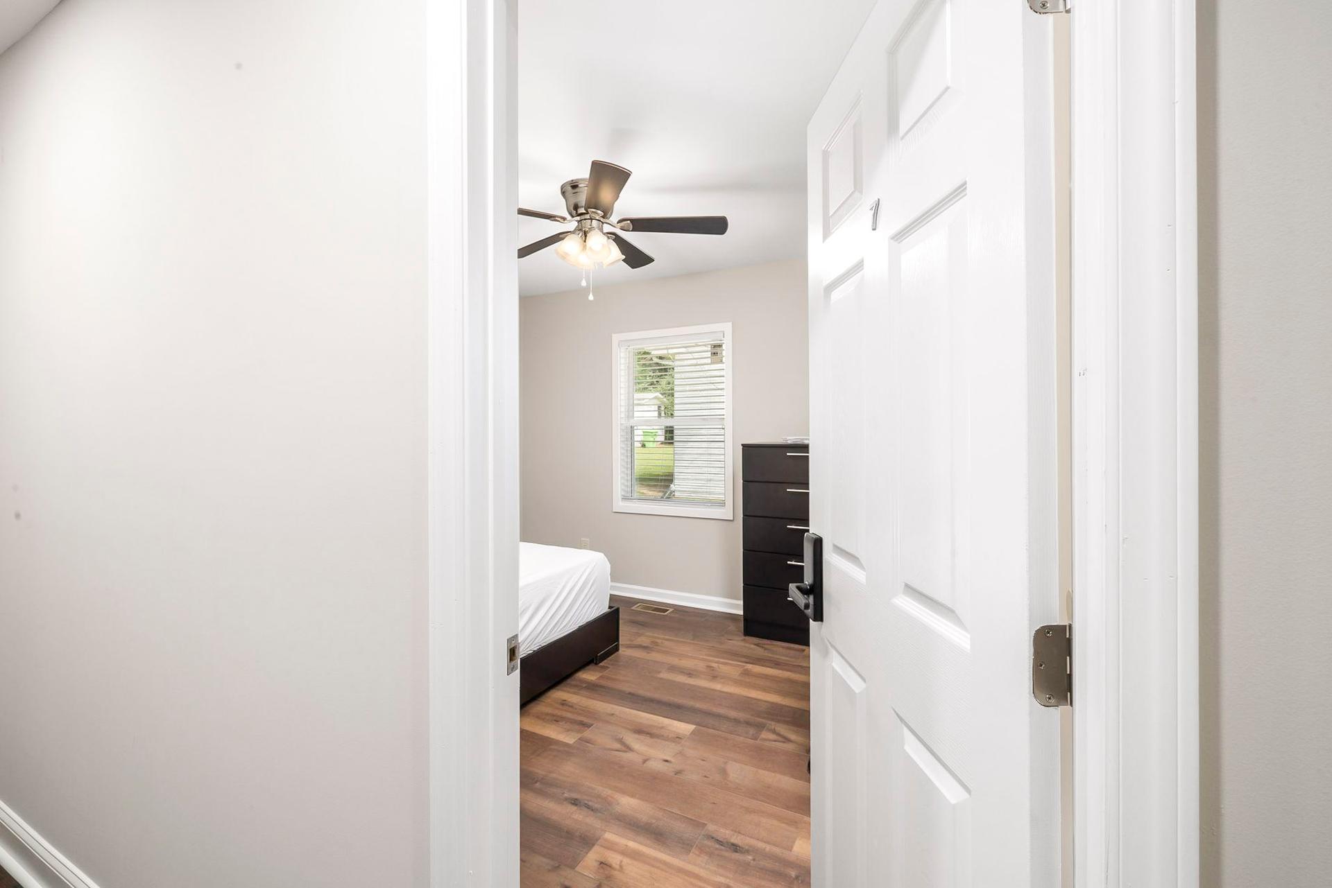 bedroom, detected:ceiling fan, bed