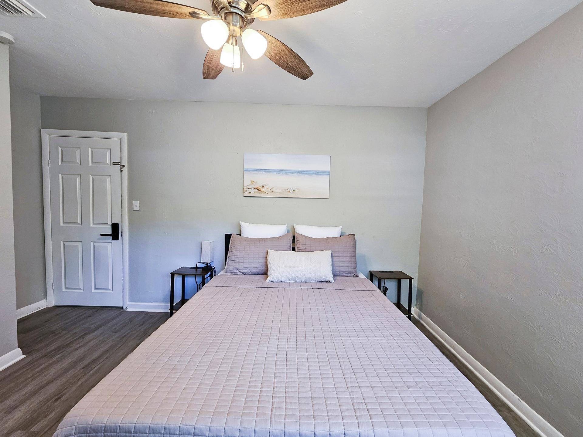 bedroom, detected:ceiling fan, bed