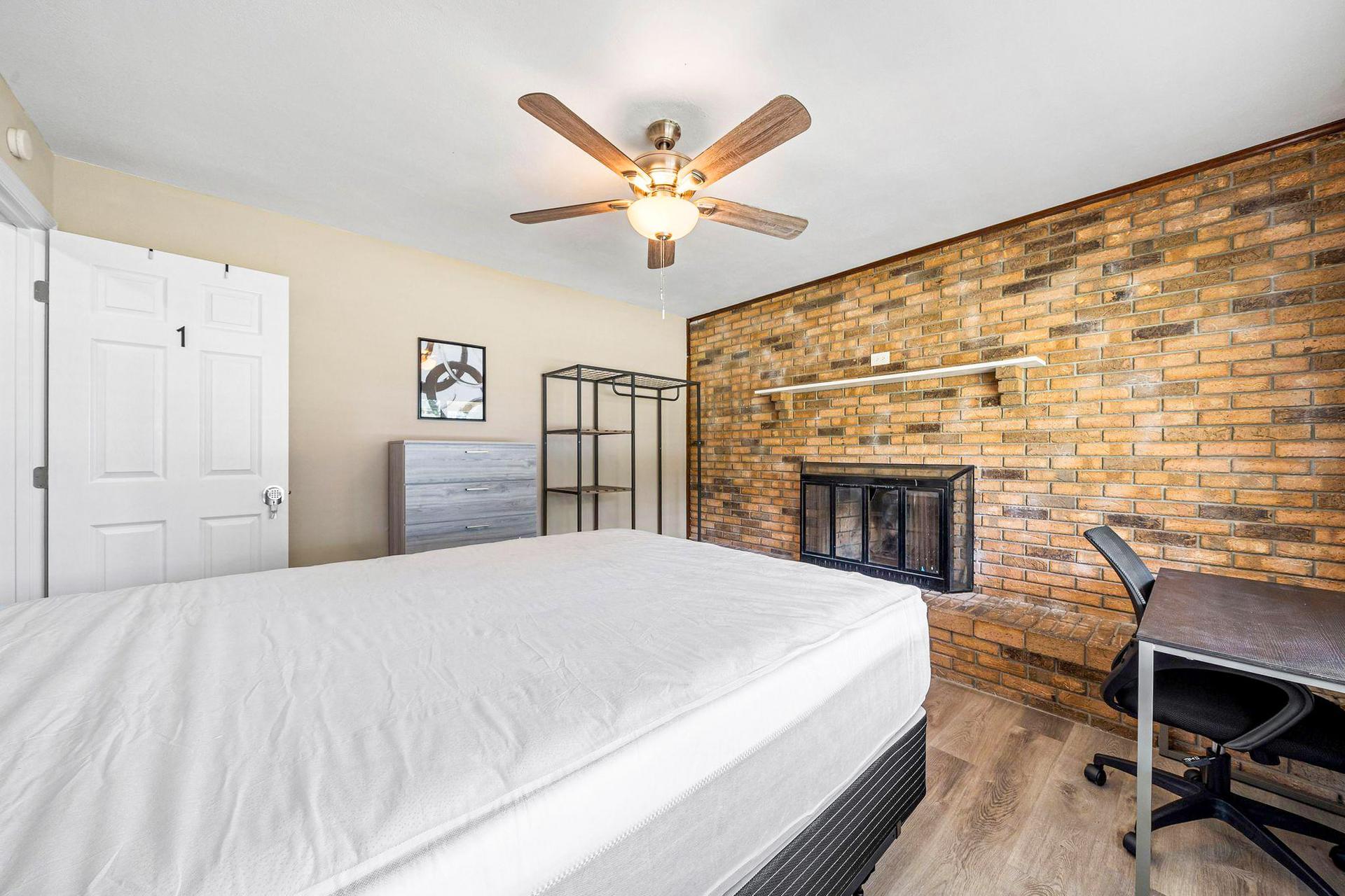 bedroom, detected:ceiling fan, bed, window blind