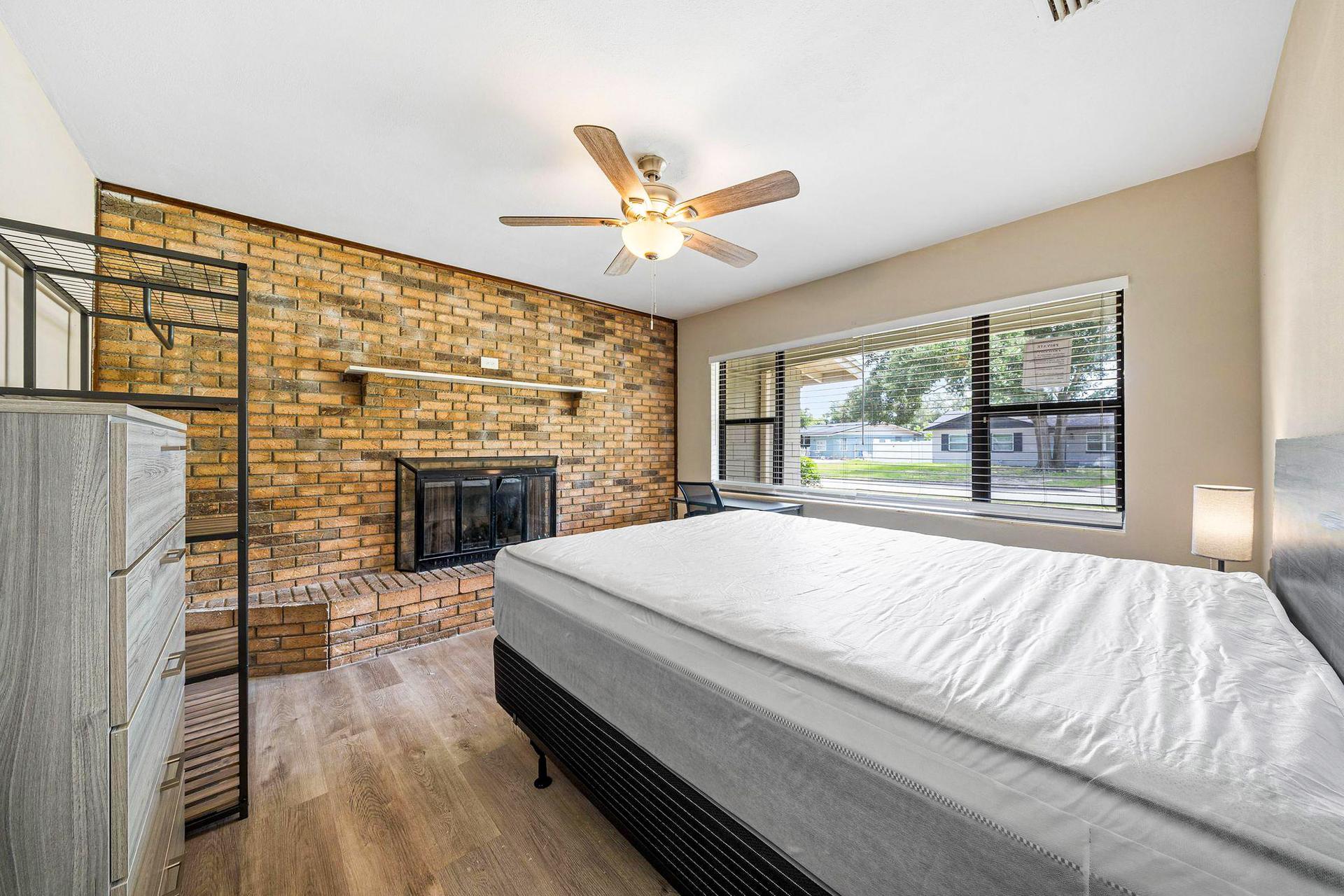 bedroom, detected:ceiling fan, bed, window blind