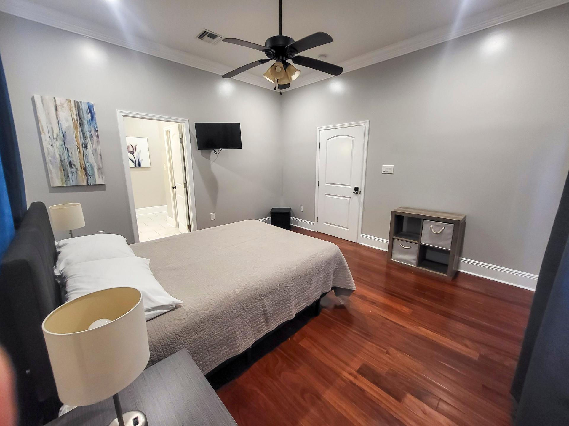 bedroom, detected:ceiling fan, bed