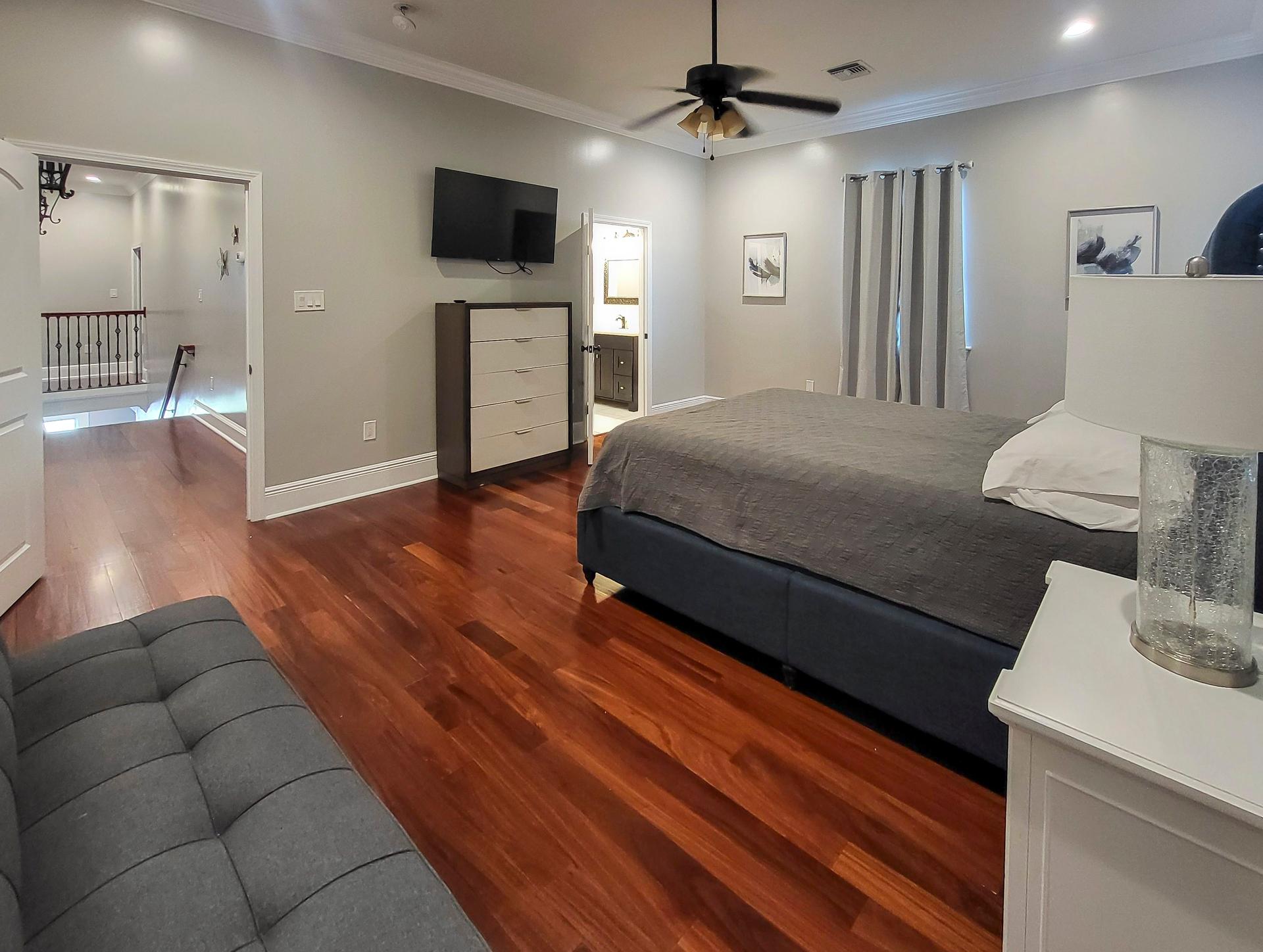 bedroom, detected:ceiling fan, bed, window blind