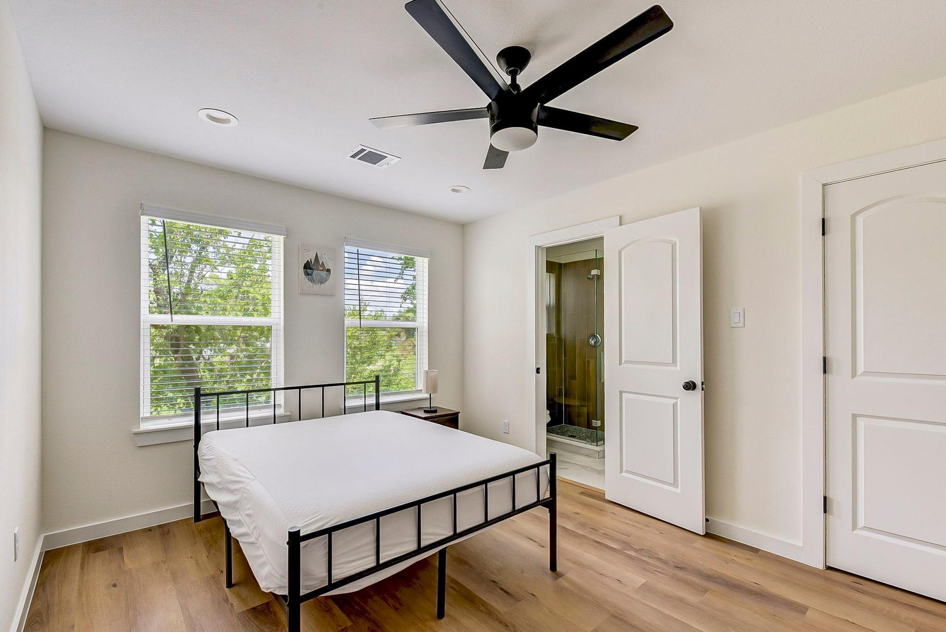 bedroom, detected:ceiling fan, bed