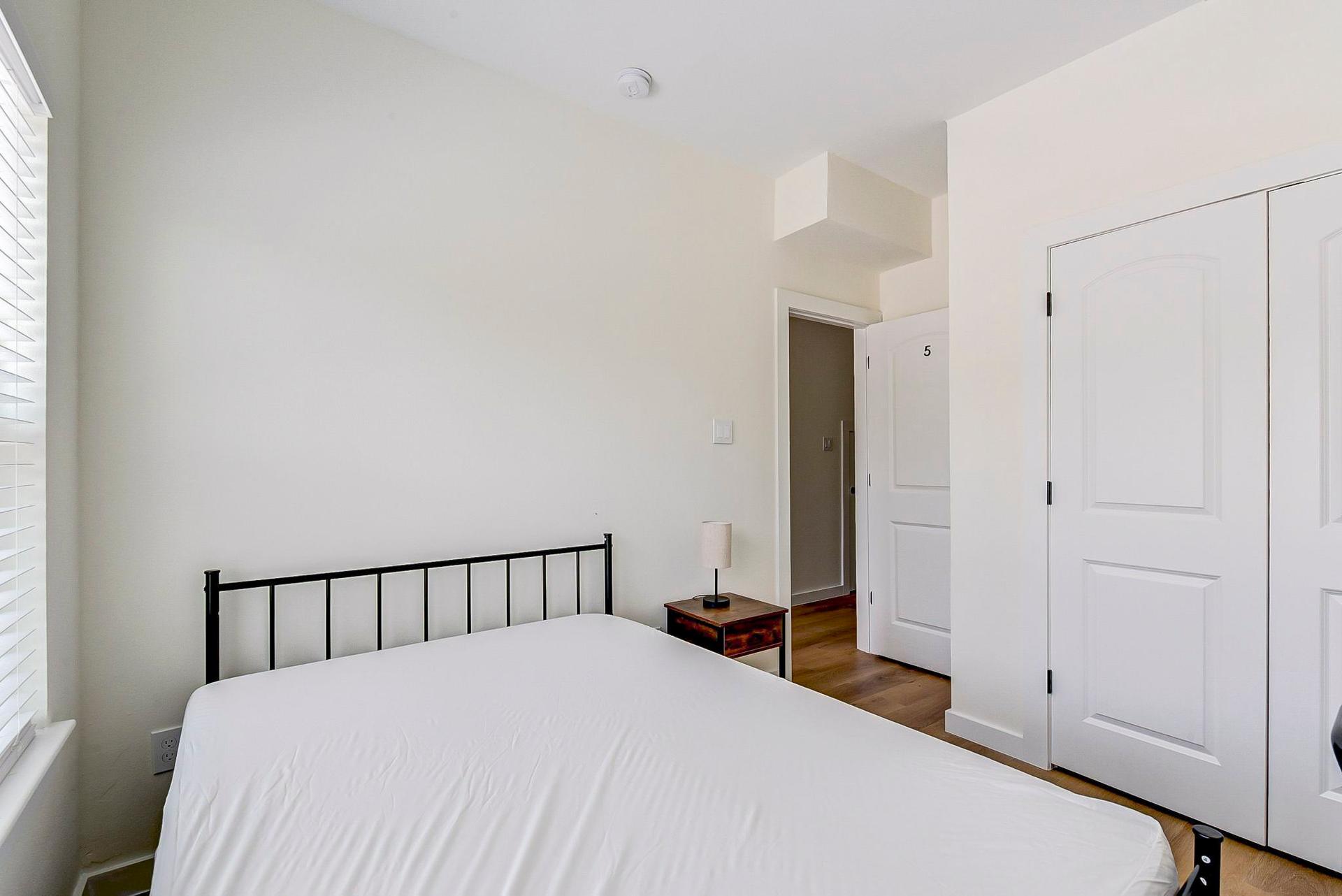 bedroom, detected:window blind, bed