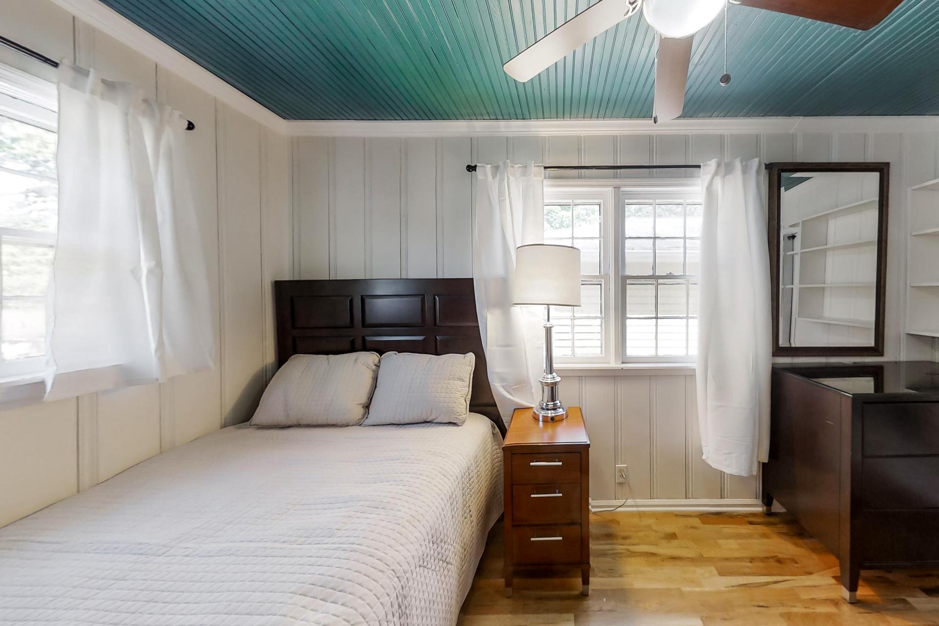 bedroom, detected: ceiling fan, bed