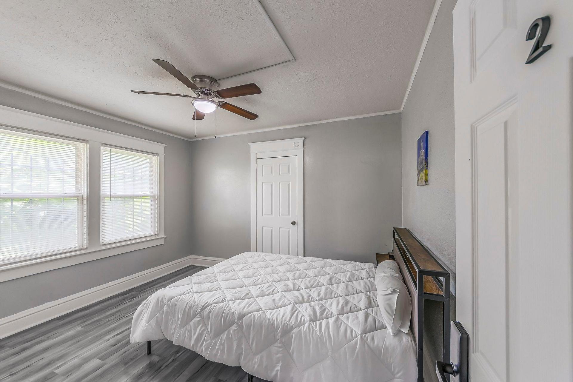 bedroom, detected:ceiling fan, window blind, bed