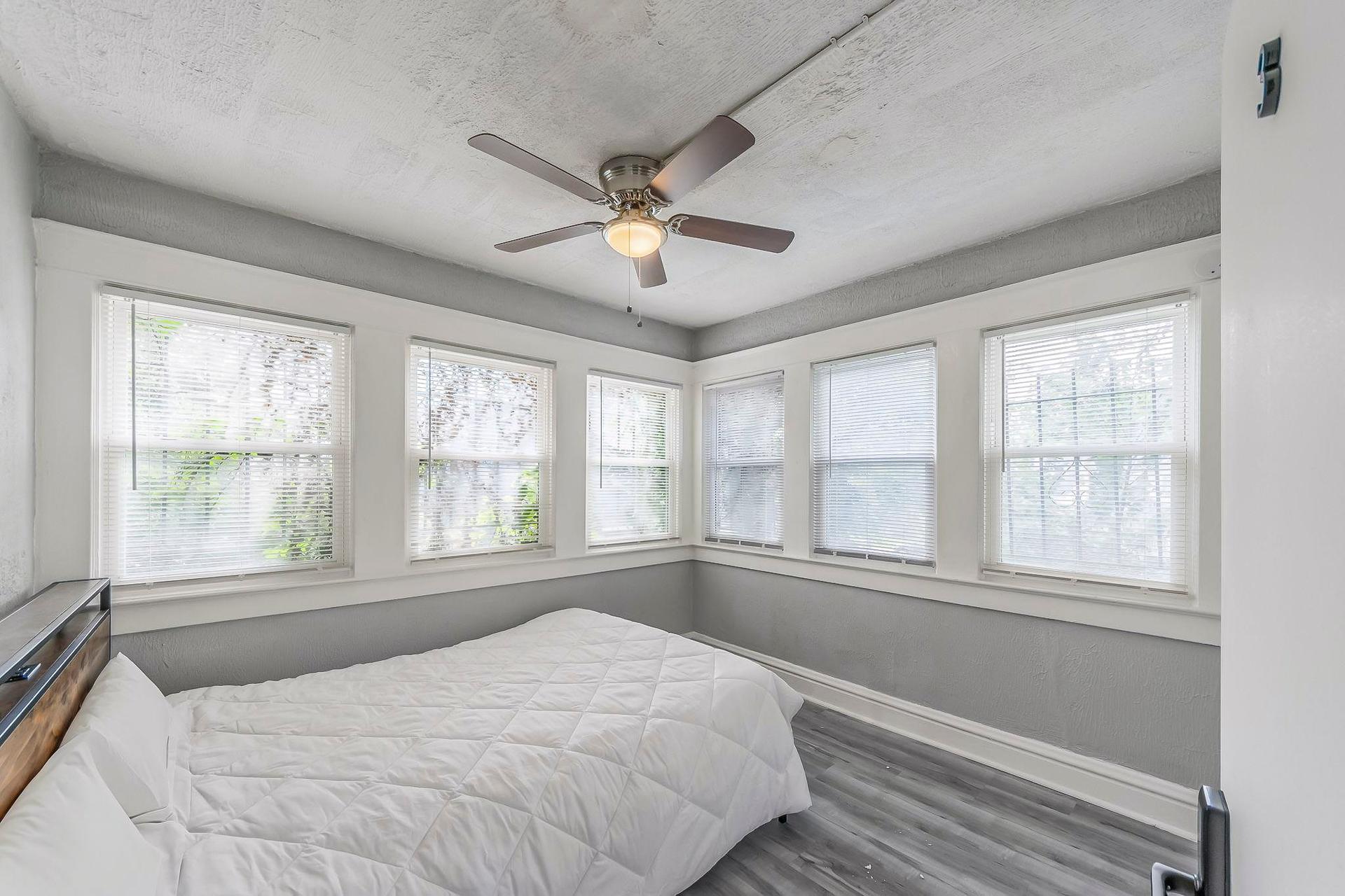 bedroom, detected:ceiling fan, window blind, bed