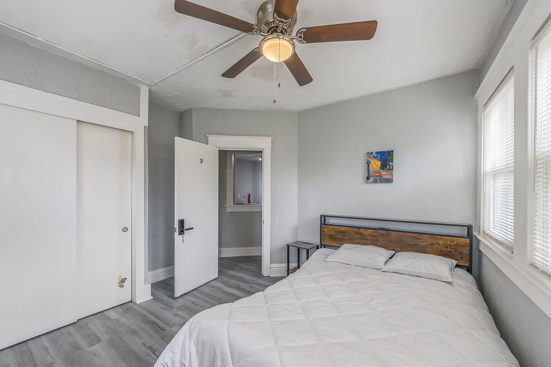 bedroom, detected:ceiling fan, window blind, bed