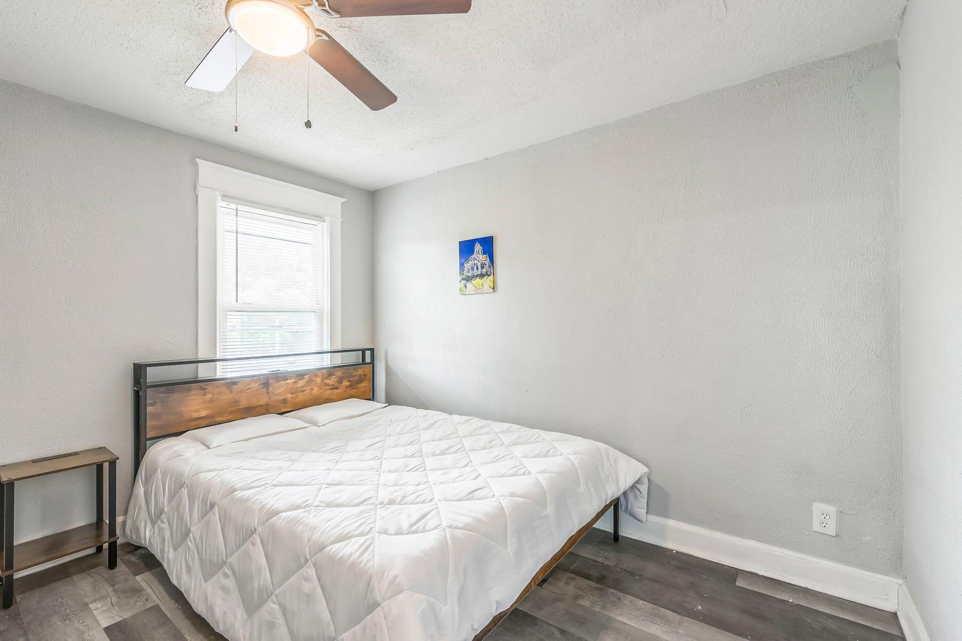 bedroom, detected:ceiling fan, bed, window blind