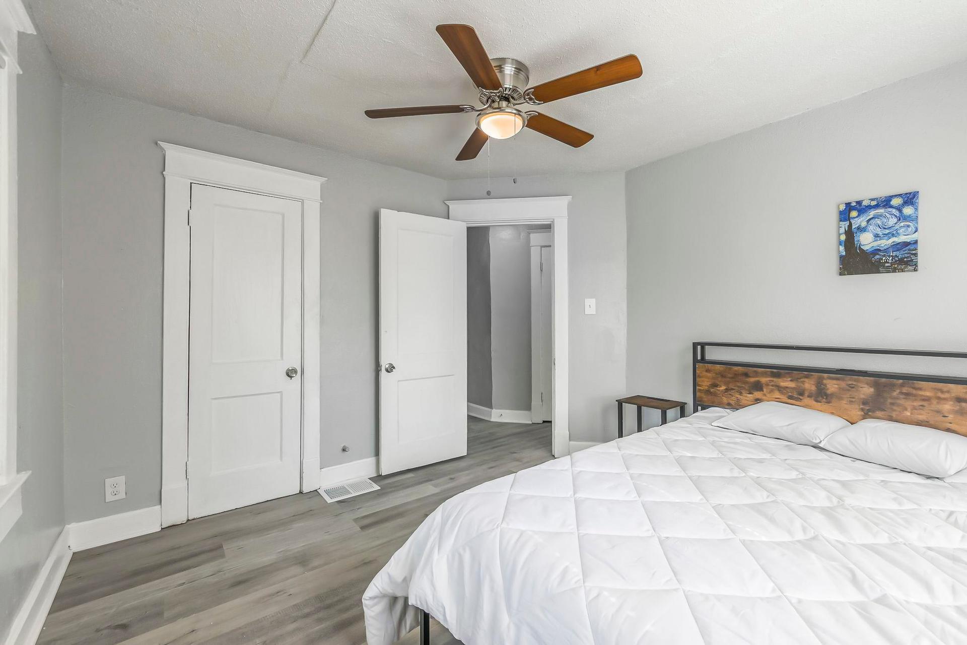 bedroom, detected:ceiling fan, bed, window blind