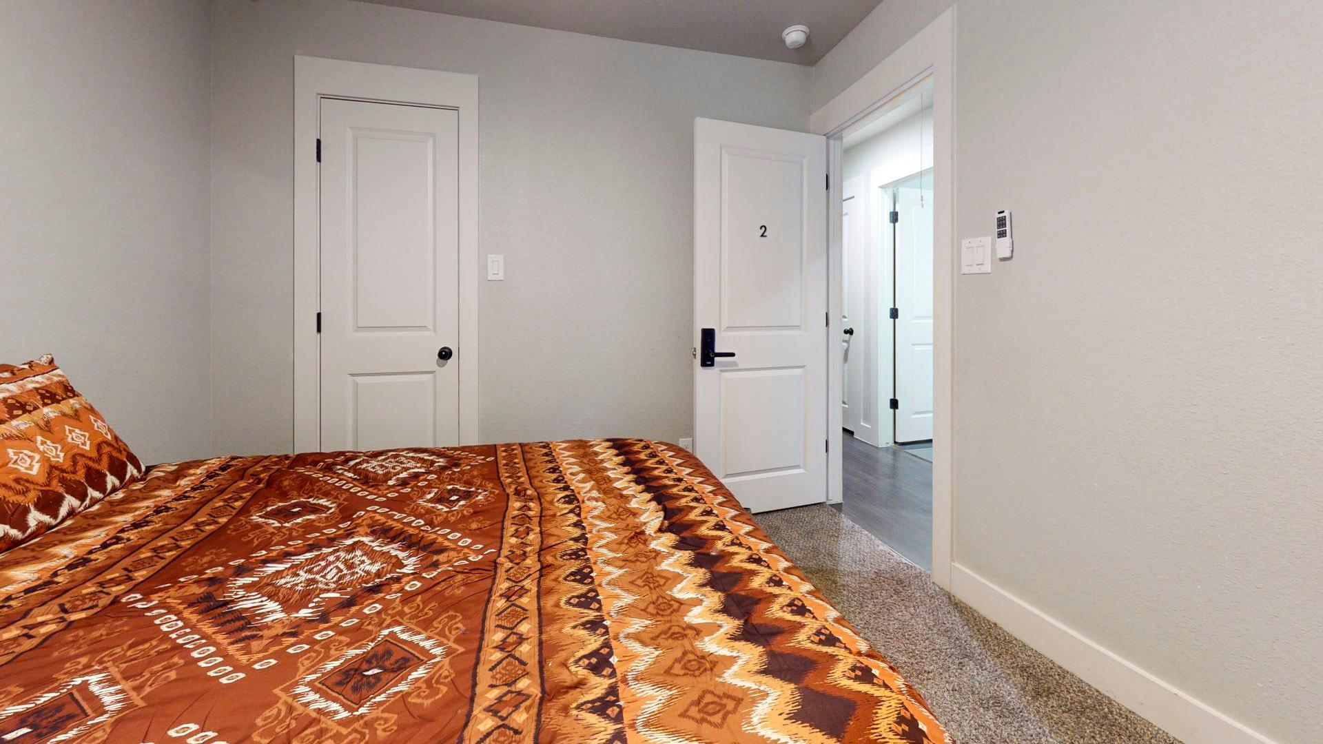 bedroom, detected:carpet, bed