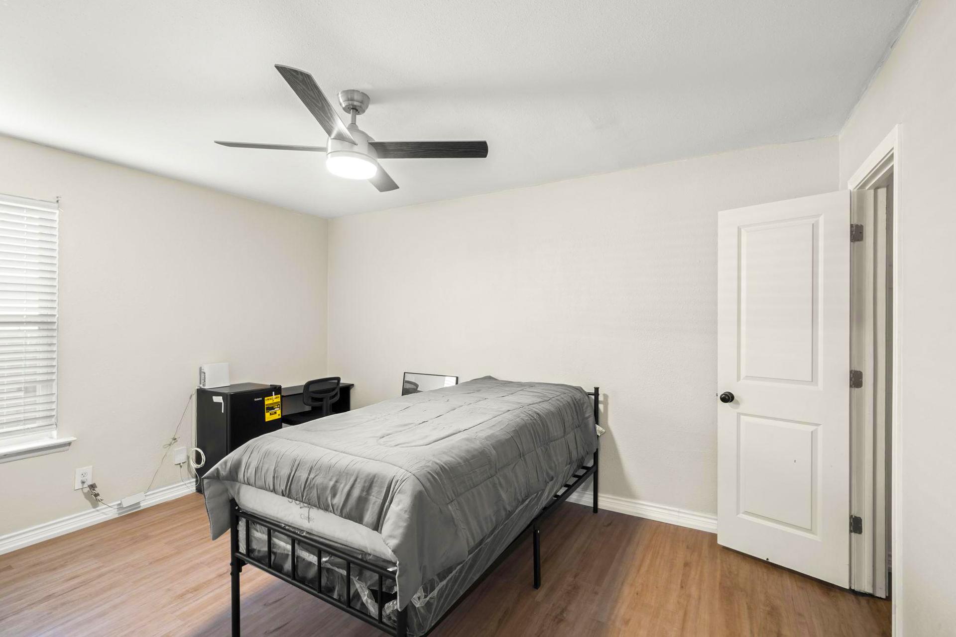 bedroom, detected:window blind, ceiling fan, bed