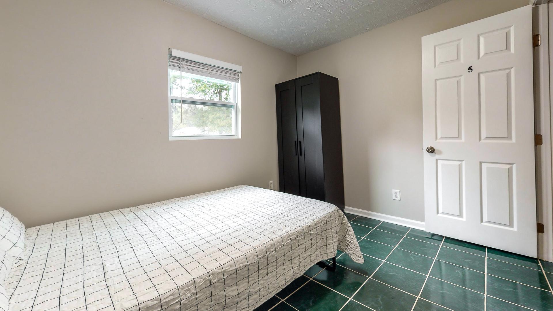 bedroom, detected: bed, window blind