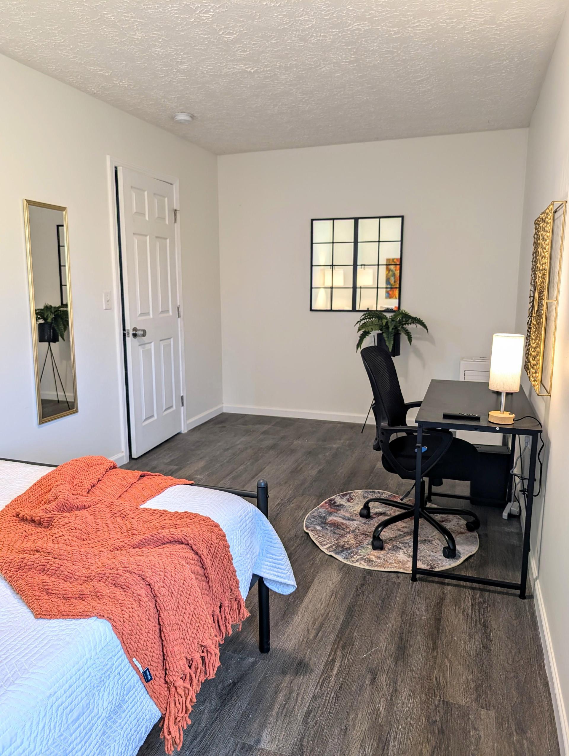 bedroom, detected:carpet, bed