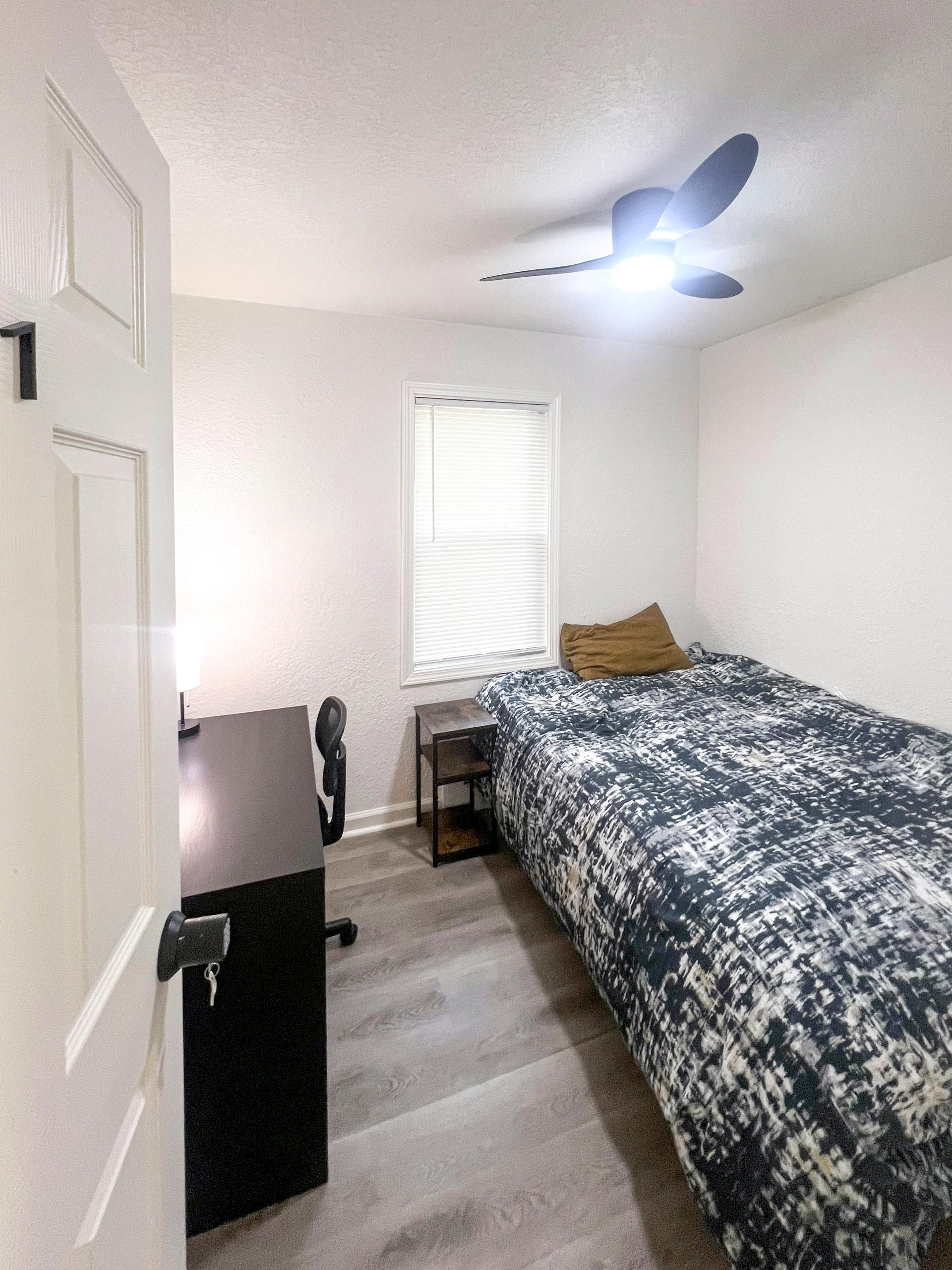 bedroom, detected:ceiling fan, bed, window blind