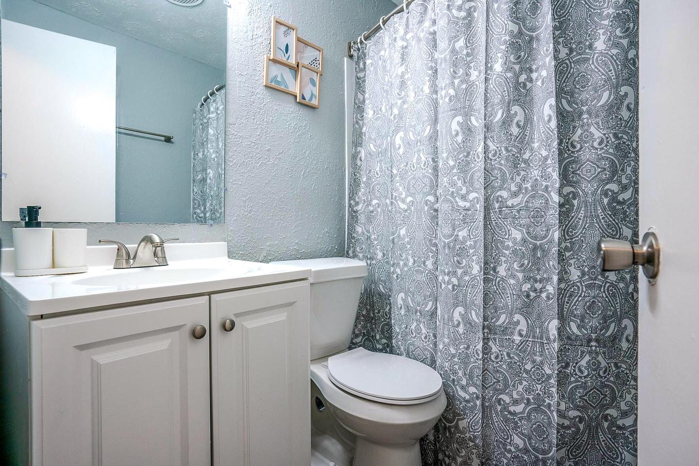 Bathroom(s)