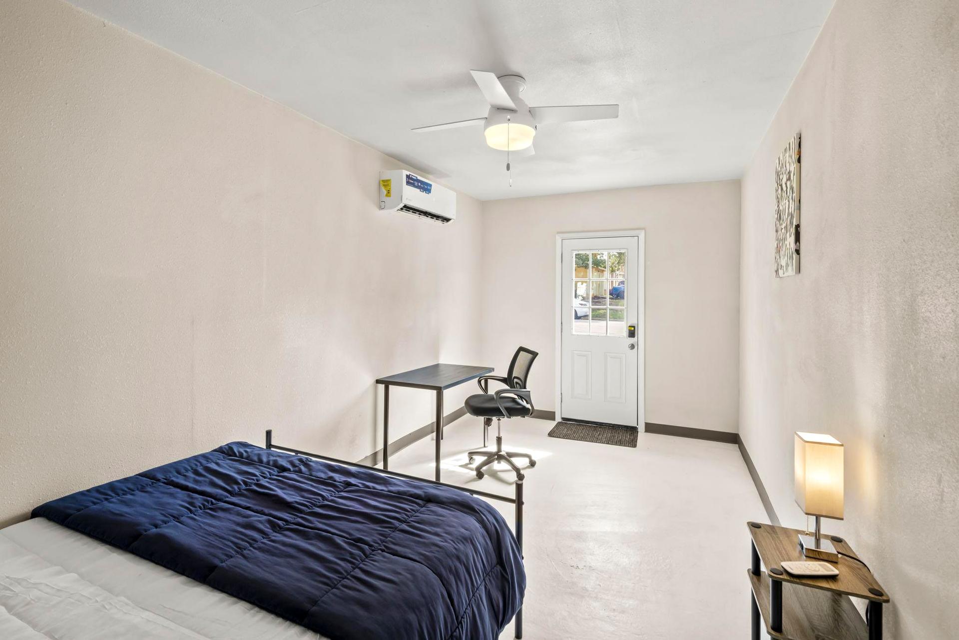 bedroom, detected:ceiling fan, bed